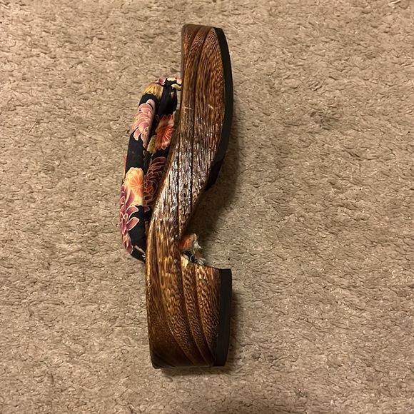 Sandals - Picture 2 of 3